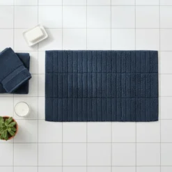 Baderomsmatte Tiles mørkeblå 80 x 50 cm