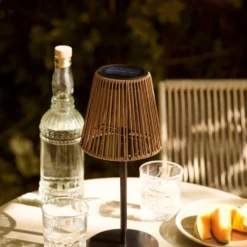 Oppladbar lampe med solpanel brun/sort