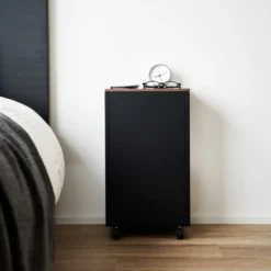 Sidebord med hjul sort 55 x 31 cm